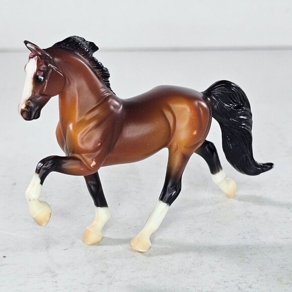 Breyer Stablemate Tennessee Walking Horse Bay Four Socks #5906 BODY - Picture 4 of 11